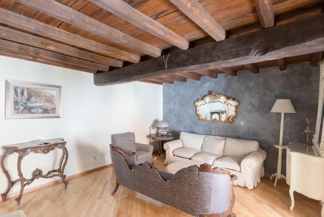 Vicolo De' Bovari Private