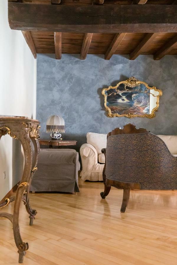 Vicolo De' Bovari Private